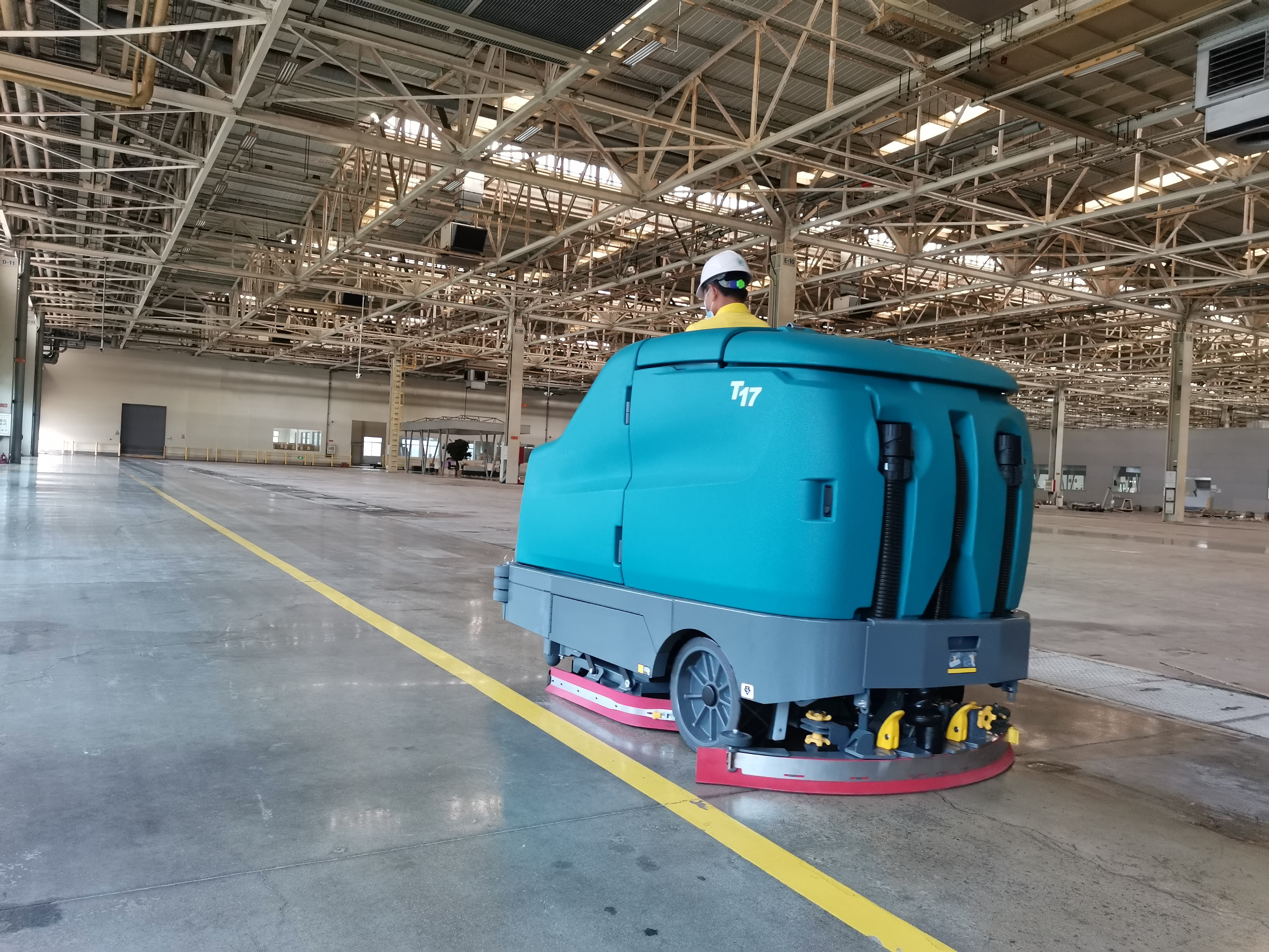 大型倉(cāng)庫(kù)都用哪種洗地機(jī)器？