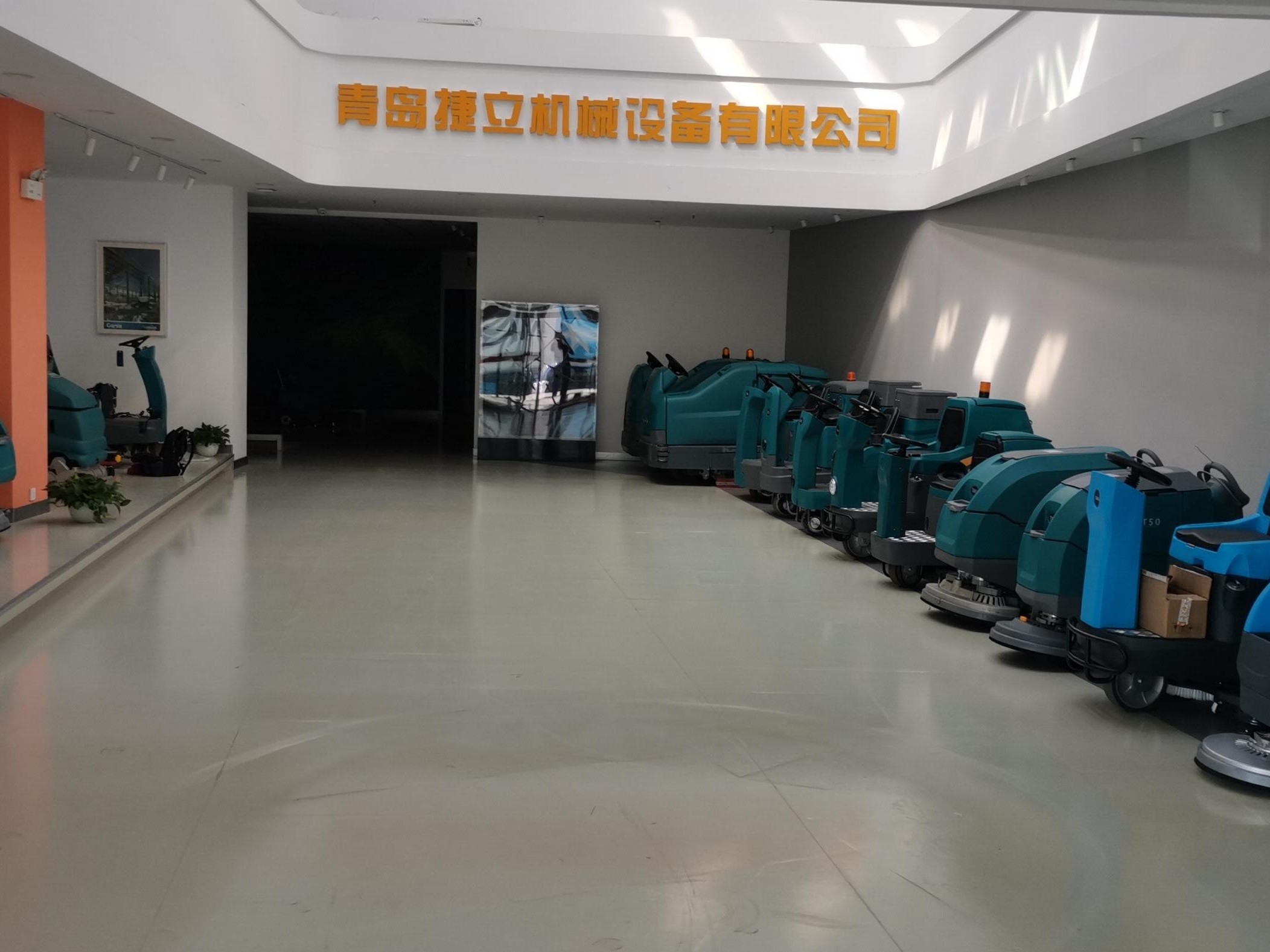 光電企業(yè)為什么需要使用洗地機(jī)？