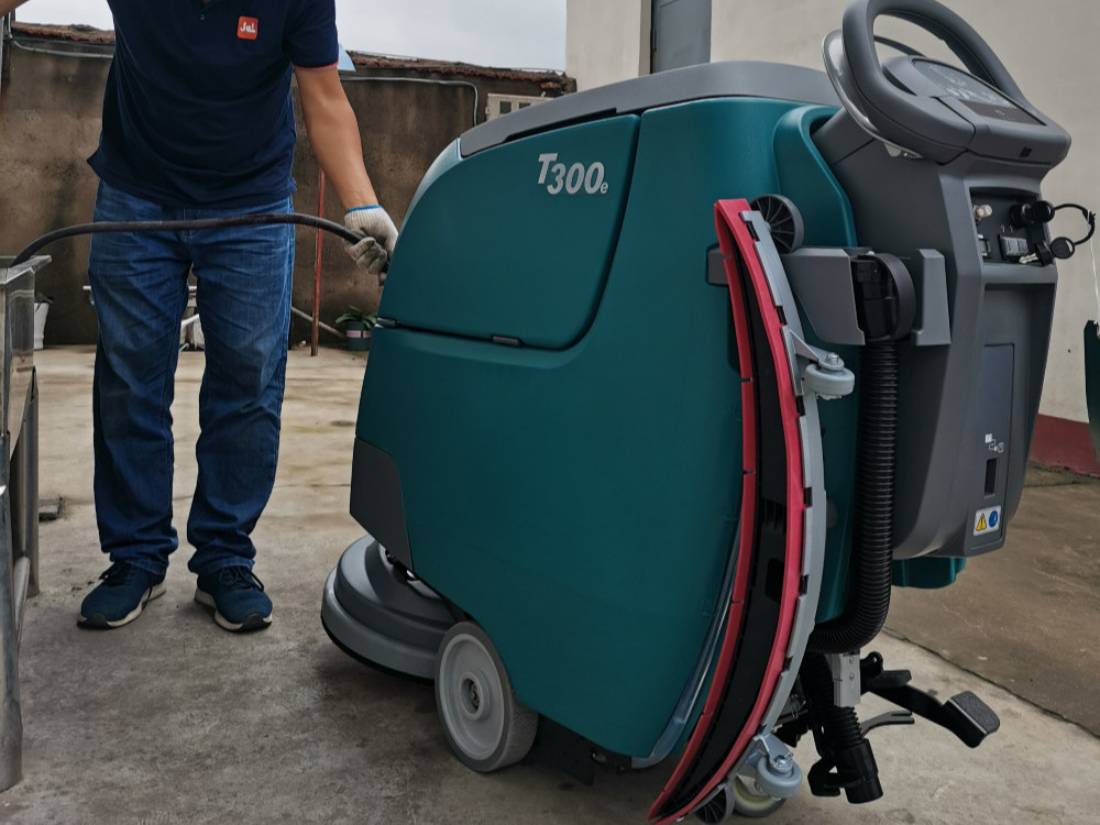 工廠車(chē)間洗地機(jī)的保養(yǎng)手冊(cè)看這里！