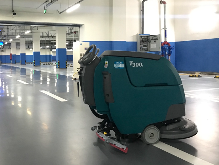 如何用電動式洗地車將路面清除得更干凈？